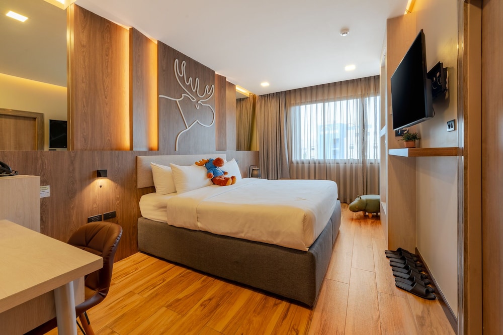 Deluxe King with Bathtub - Photo 1
