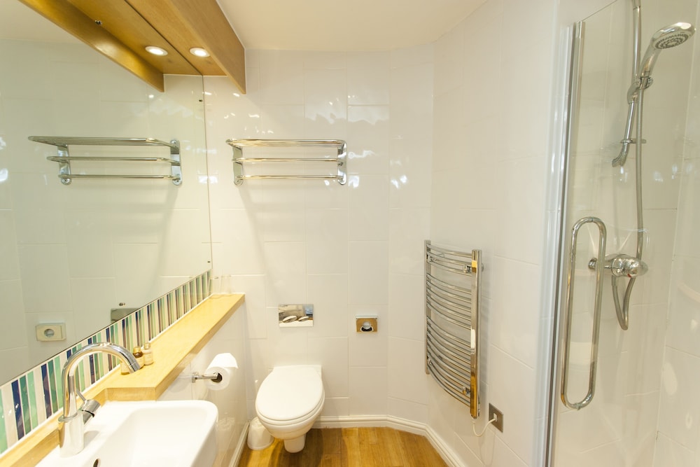 Classic Double Room, Ensuite - Photo 11