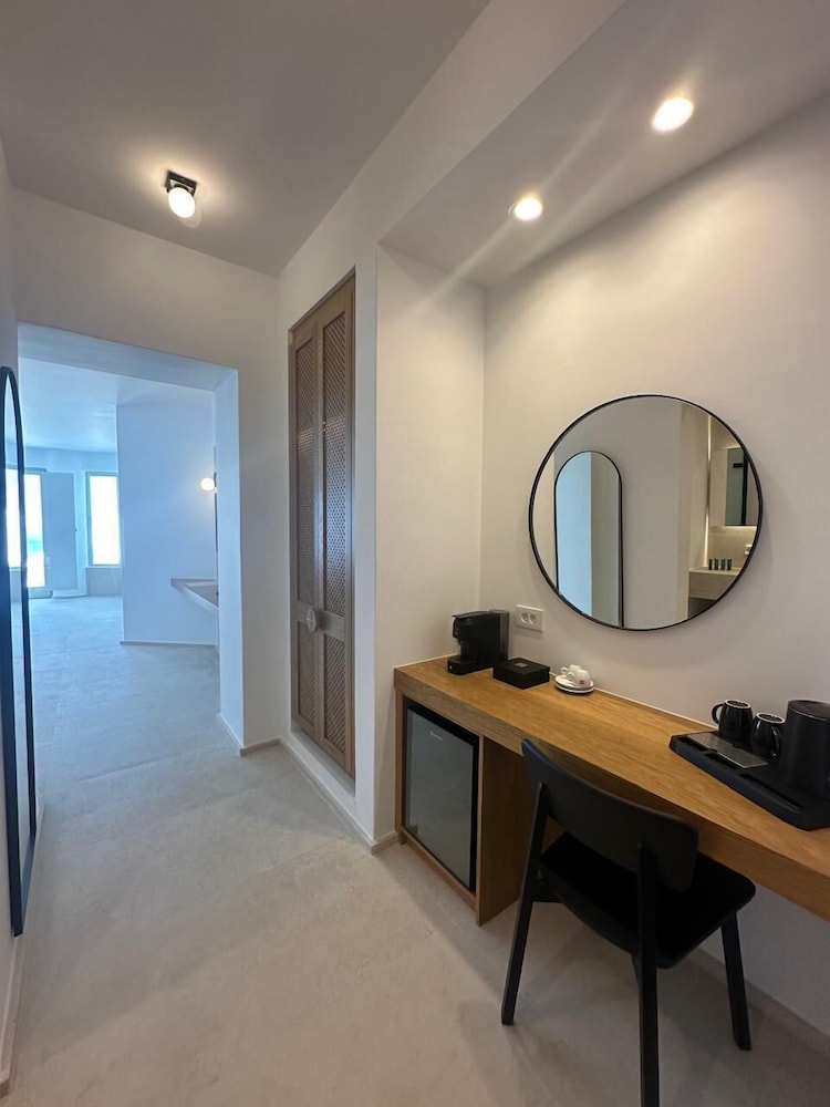 Signature Cliffside Suite with Private Infinity Pool & Outdoor Heated Jetted Tub -Caldera View