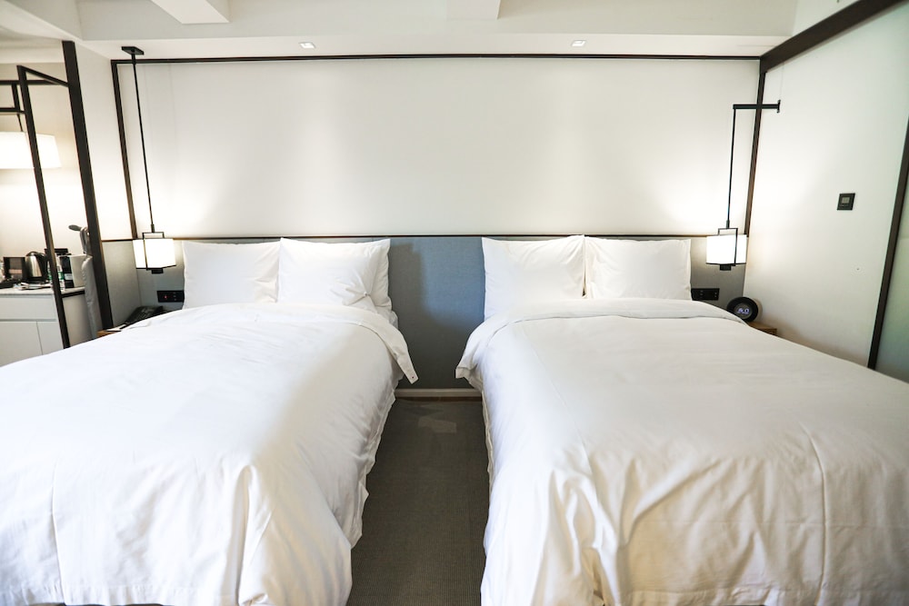 Room, 2 Twin Beds, Lake View