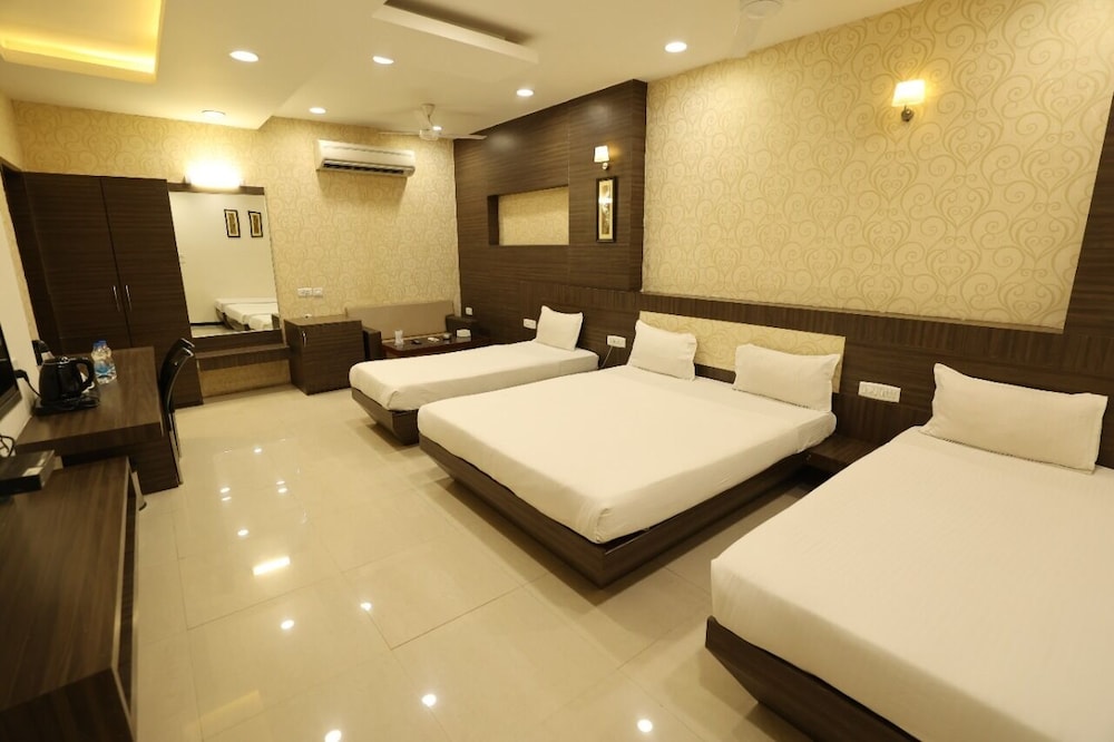 Family Room, 1 King Bed, Smoking, City View