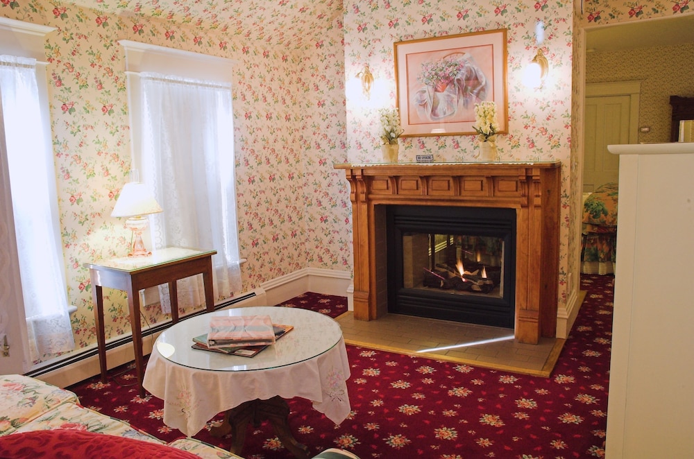 Romantic Suite, 1 Queen Bed, Jetted Tub (Suite B) photo 2