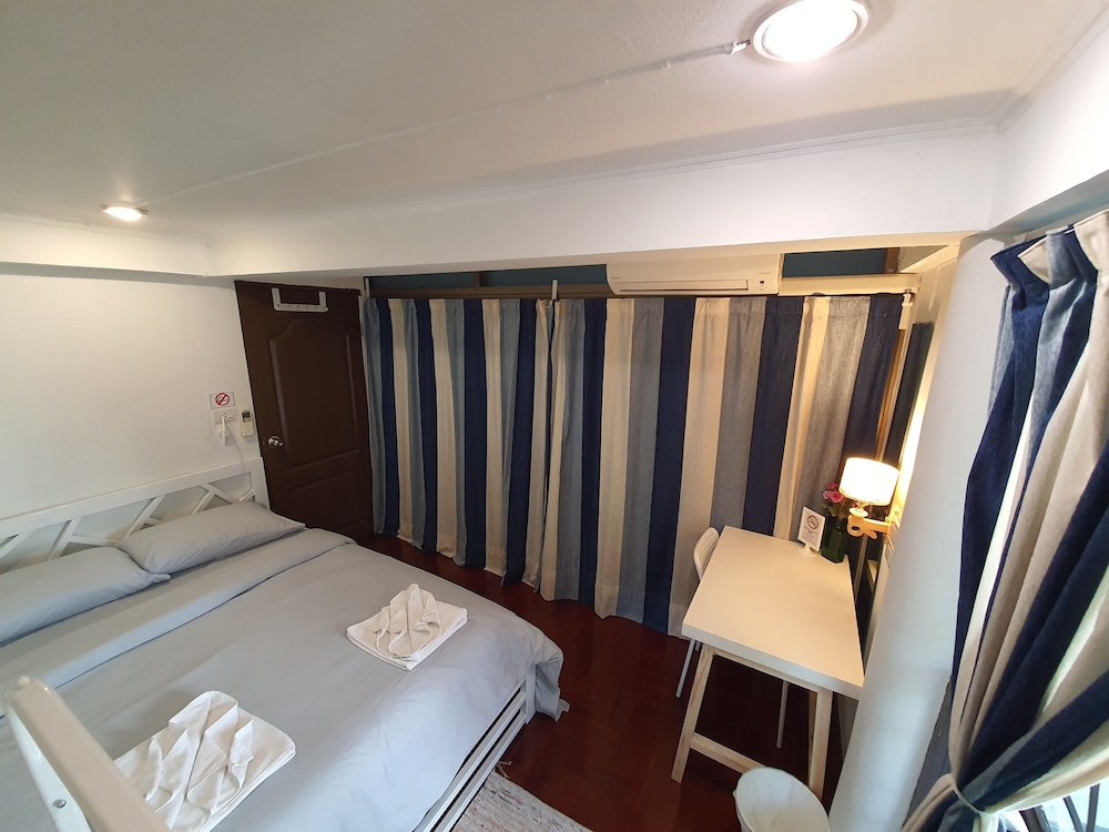 Basic Double Room, 1 Queen Bed, Shared Bathroom, Garden View photo 2