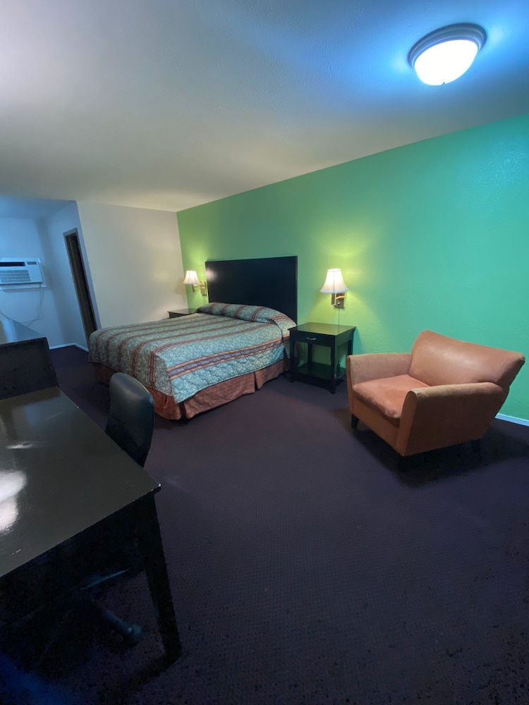 Standard Single Room, 1 King Bed, Non Smoking photo 2