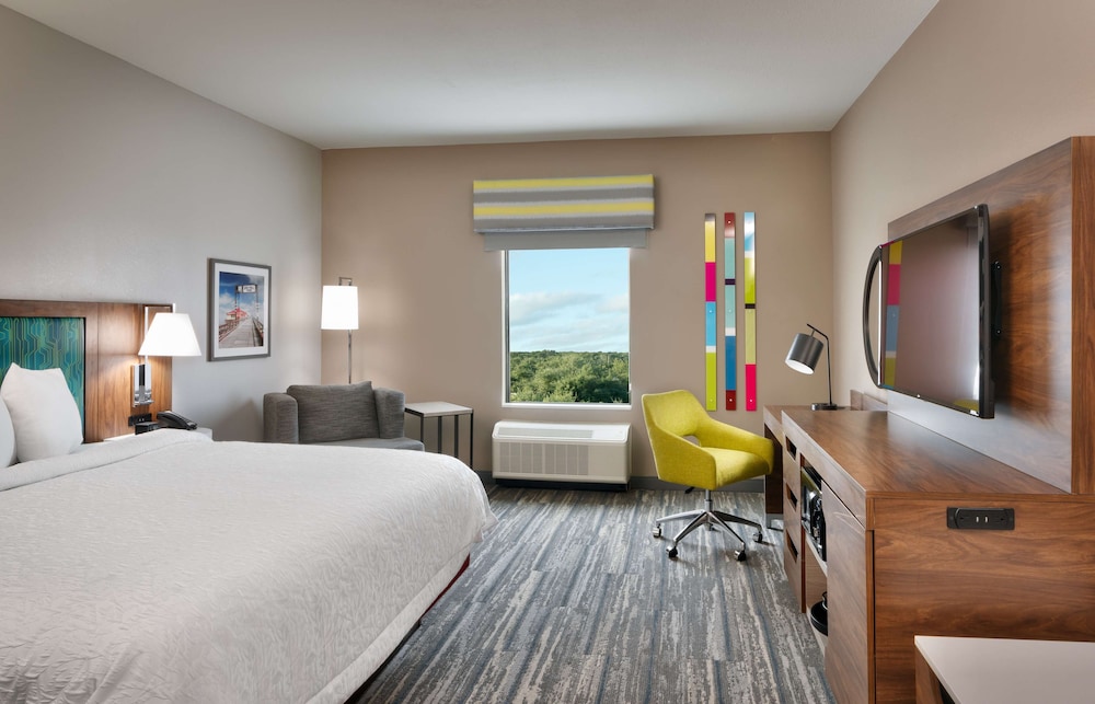Room, 1 King Bed, Accessible (Hearing) - Photo 2