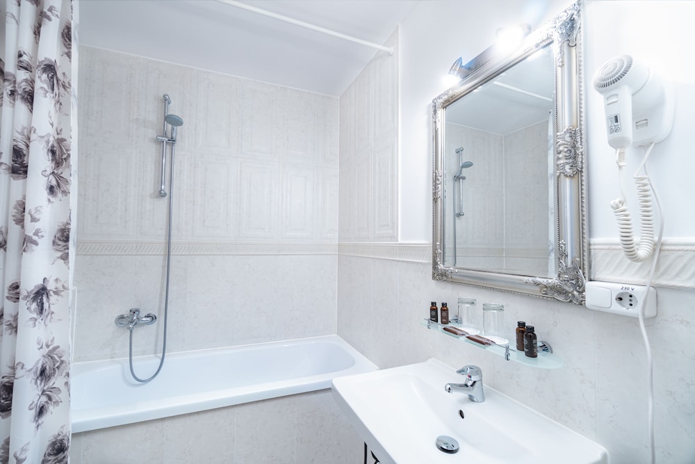 Standard Double or Twin Room - Photo 7