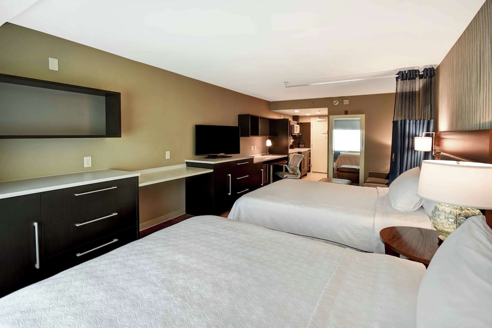 Suite, 2 Queen Beds, Accessible (Mobility & Hearing, Roll-in Shower) - Photo 3