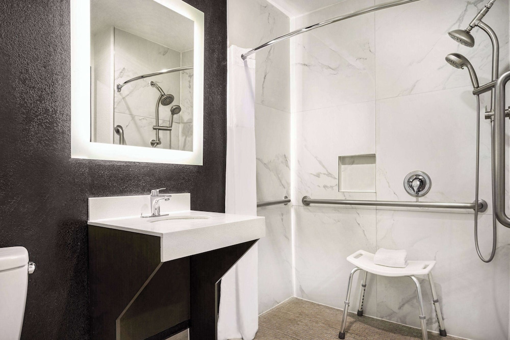 Deluxe Room, 1 King Bed, Accessible, Non Smoking (Mobility/Hearing) - Photo 5
