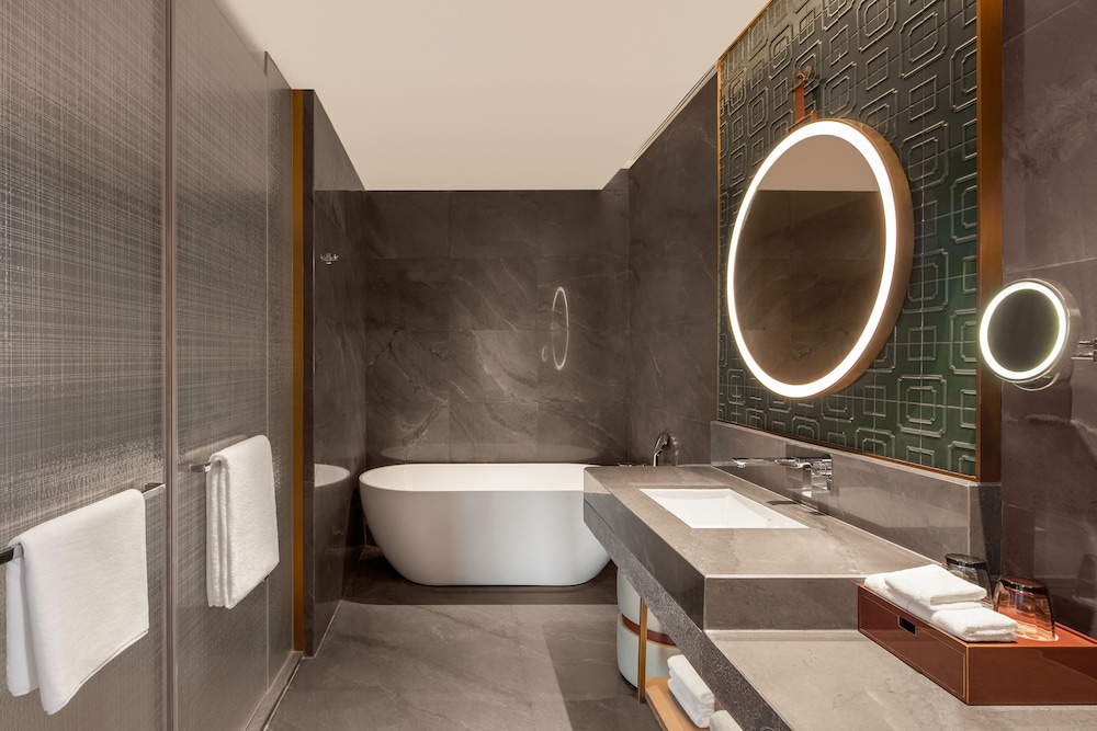 Premium Room, 1 King Bed, Club Lounge Access - Photo 5