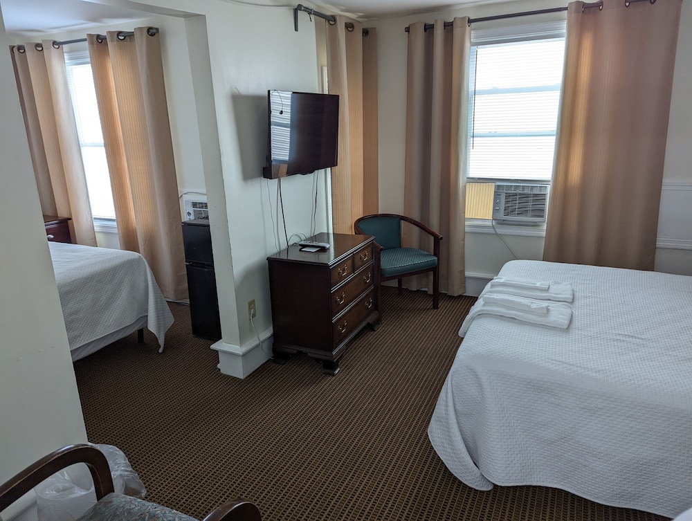 Standard Two Queen beds (no view, no balcony) photo 1