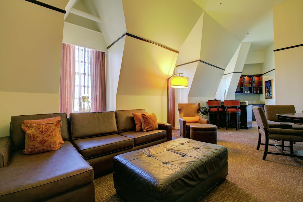 Suite, 1 King Bed, Refrigerator, City View (The Duke Suite) thumbnail 6