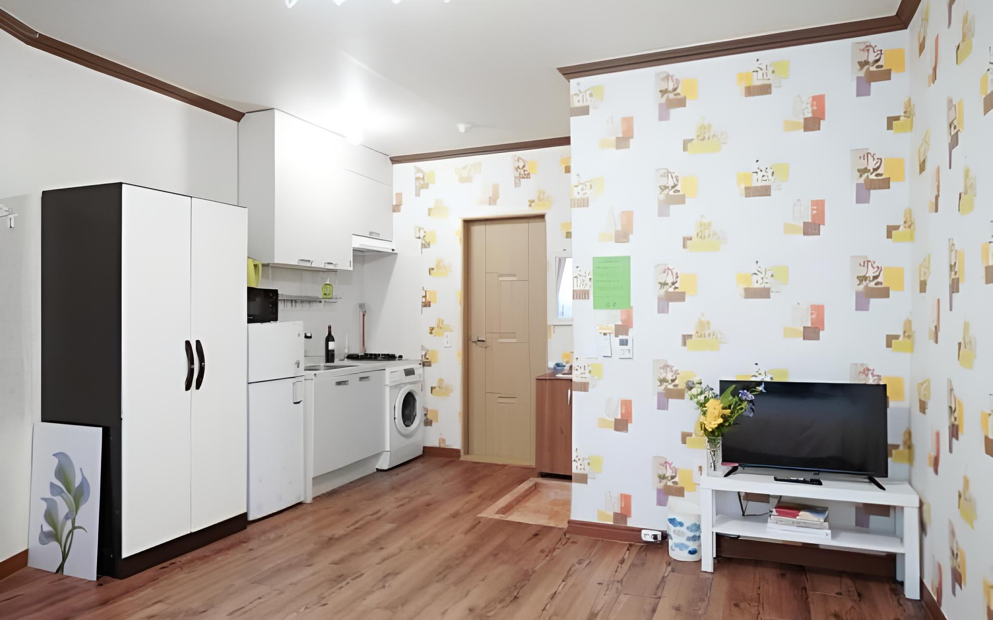 Room (Room 201)