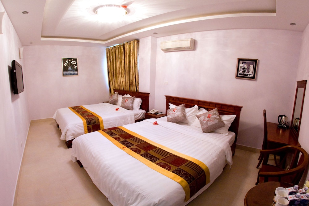 Family Quadruple Room, 2 Double Beds, City View photo 2