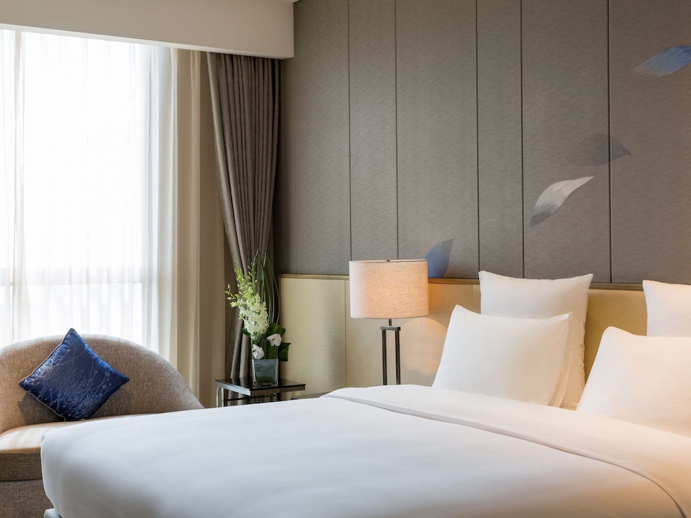 Deluxe Suite, 1 King Bed, Lake View photo 3
