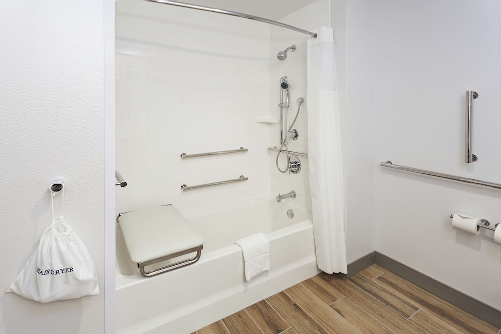 Room, 1 King Bed, Accessible, Bathtub photo 2