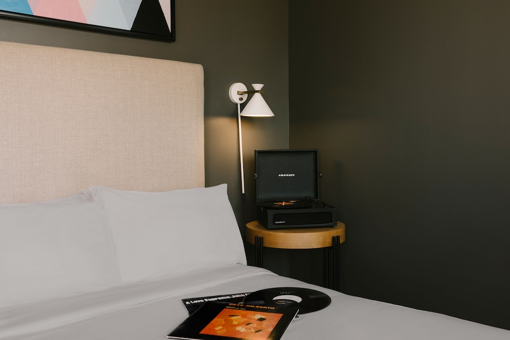 Superior Studio, 1 King Bed, City View photo 2