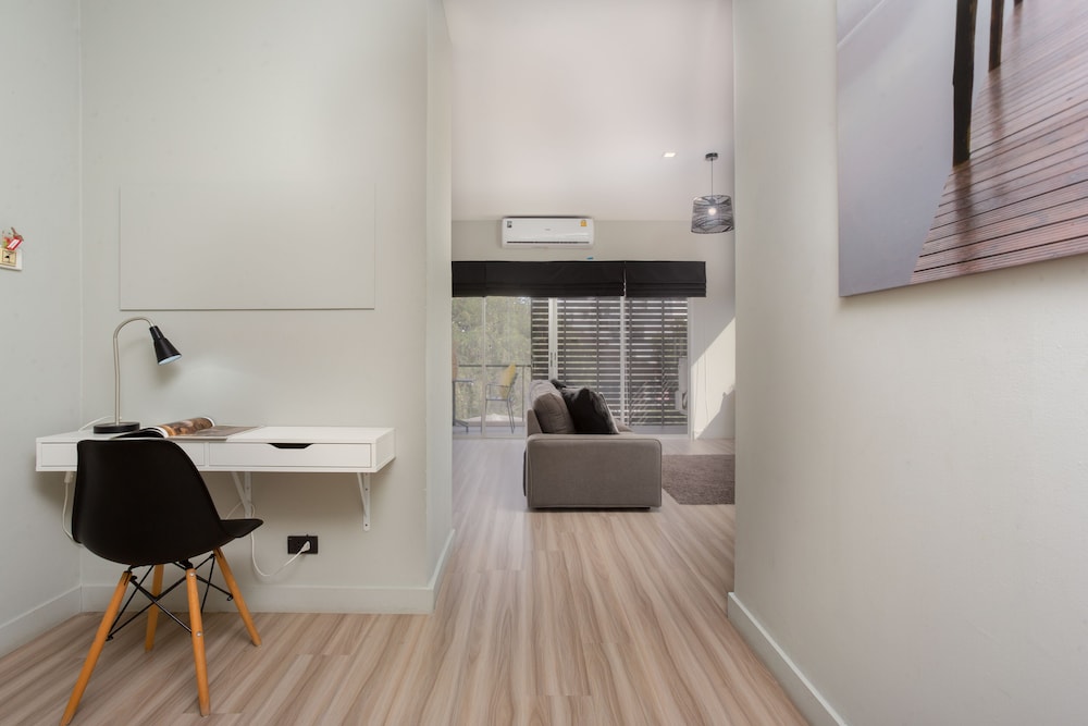 Two Bedroom Balcony Apartment - Photo 16