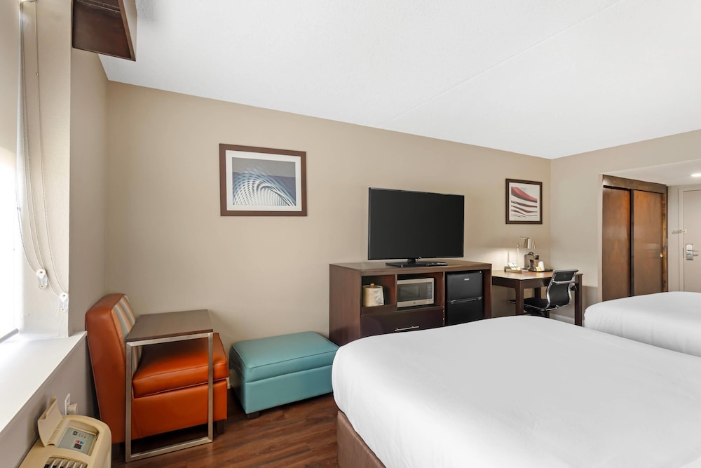 Standard Room, 2 Queen Beds, Non Smoking - Photo 7
