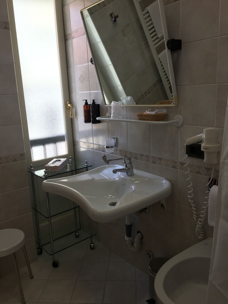 Deluxe Double or Twin Room, Terrace, Partial Lake View photo 2