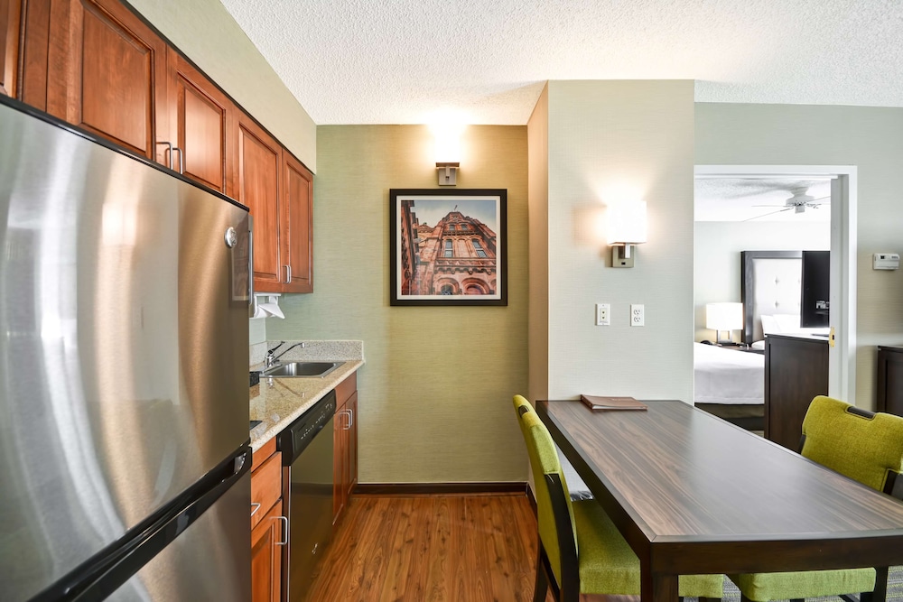 Suite, 2 Bedrooms - Photo 2