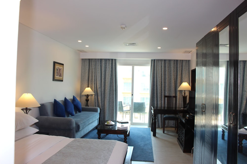 Superior Room, 1 King Bed, Pool Access - Photo 4