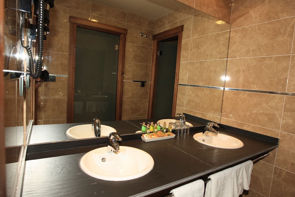 Double or Twin Room - Photo 10