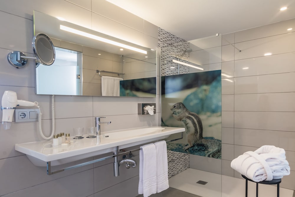 Deluxe Twin Room, Multiple Beds, Balcony, Partial Sea View photo 3