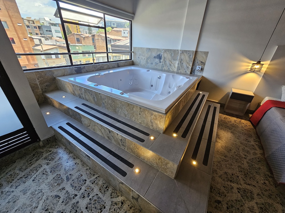 Luxury Suite, Hot Tub photo 1