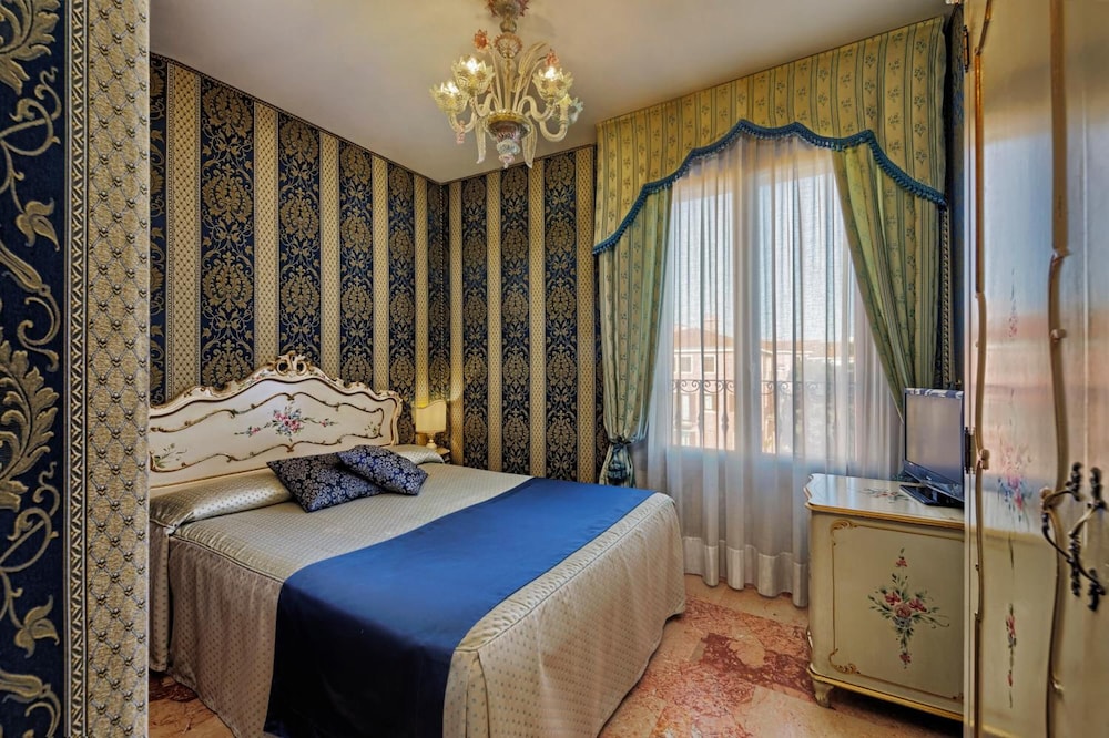 Double or Twin Room, Canal View photo 3