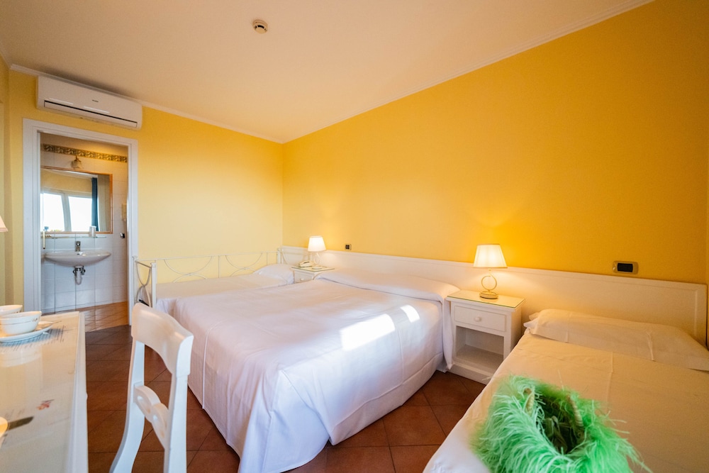 Deluxe Quadruple Room, Sea View photo 2
