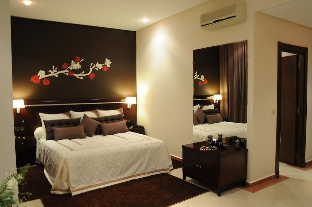 Grand Suite, 1 King Bed, Non Smoking photo 2