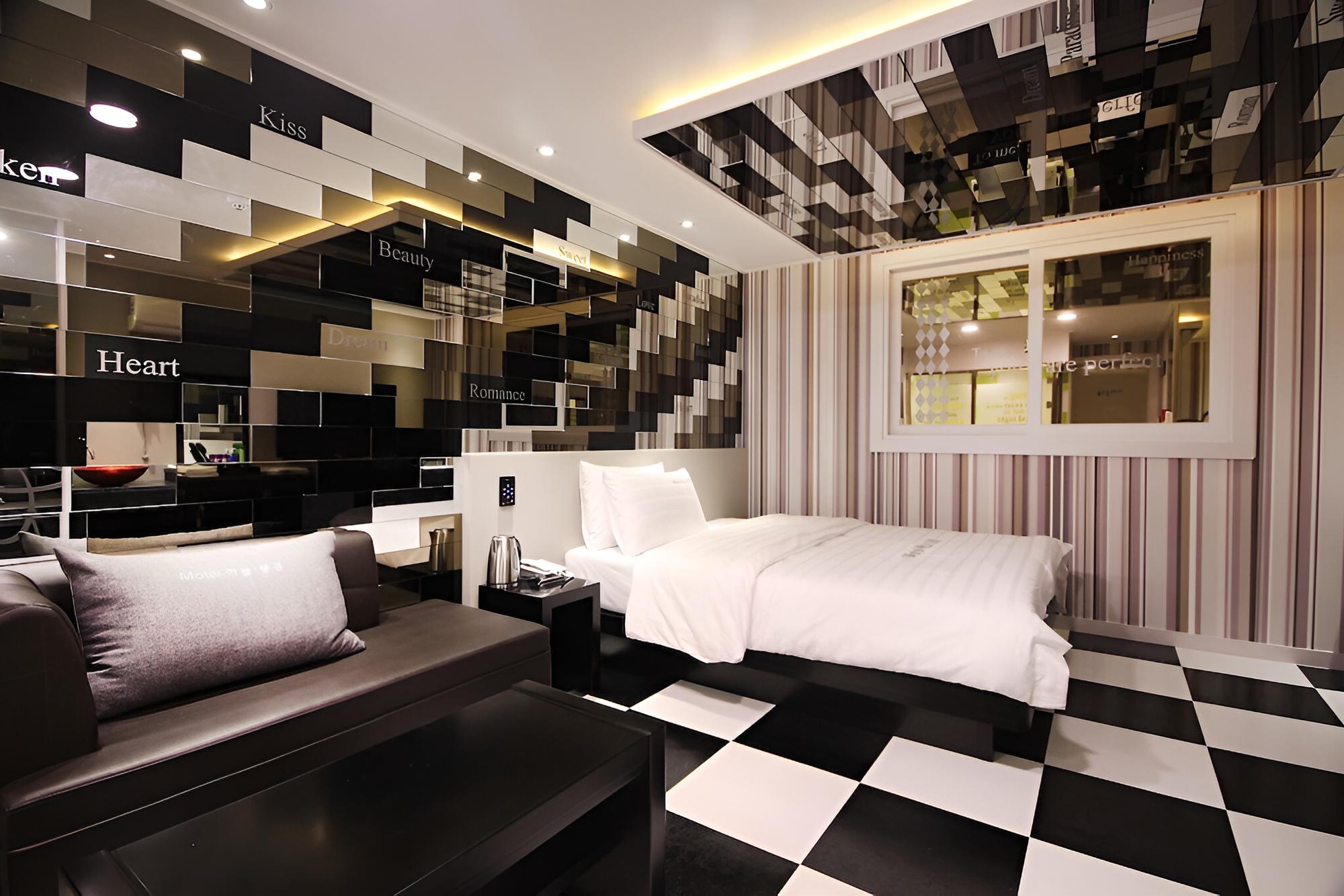 Room (Standard Room) - Photo 23