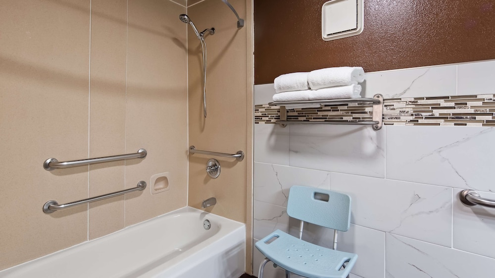 Standard Room, 1 King Bed, Accessible, Refrigerator & Microwave photo 2