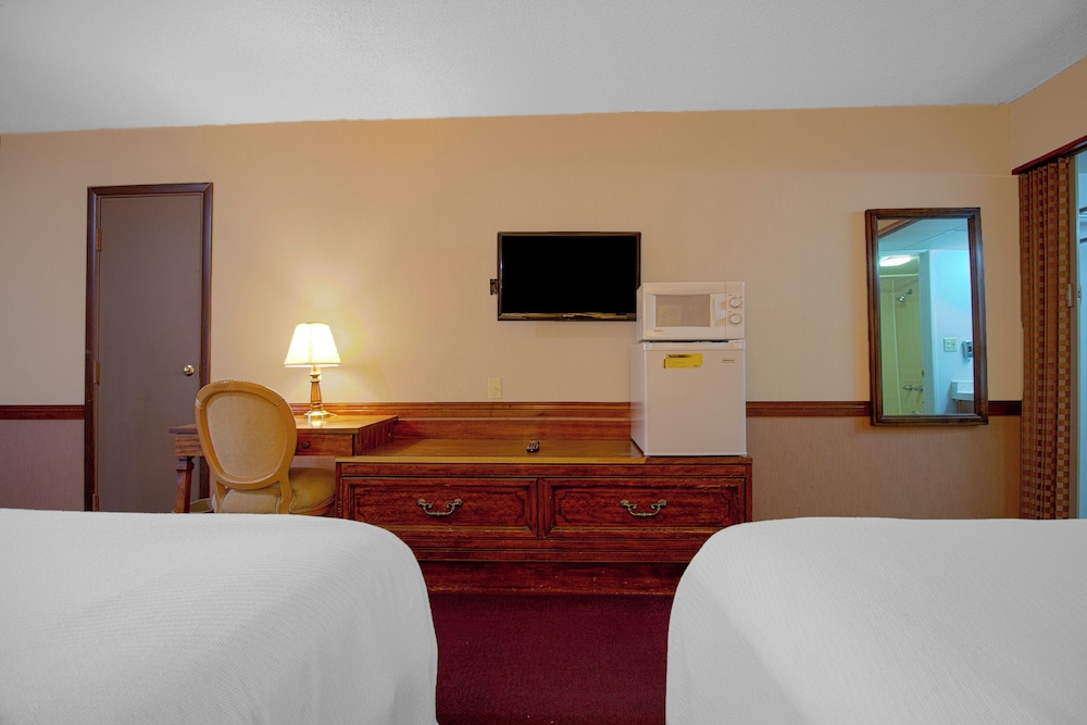 Room, 2 Queen Beds, Non Smoking - Photo 6