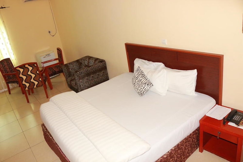 Business Suite, 1 Queen Bed, Non Smoking photo 3