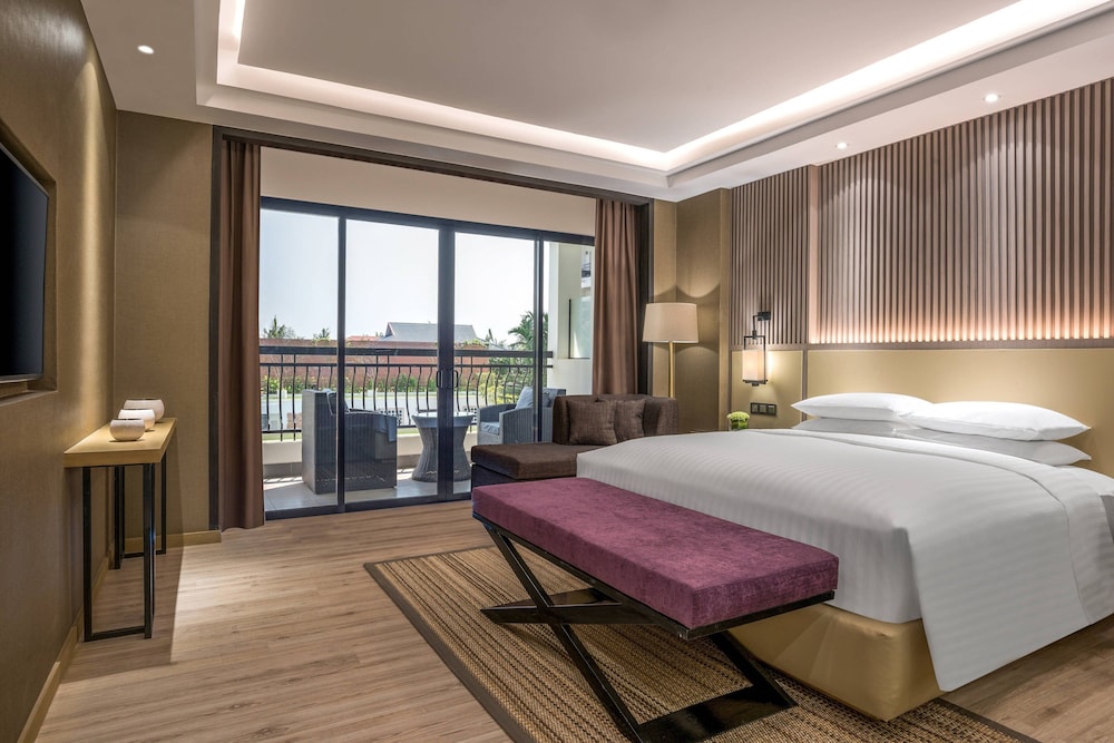 Suite, 1 King Bed, Balcony photo 1