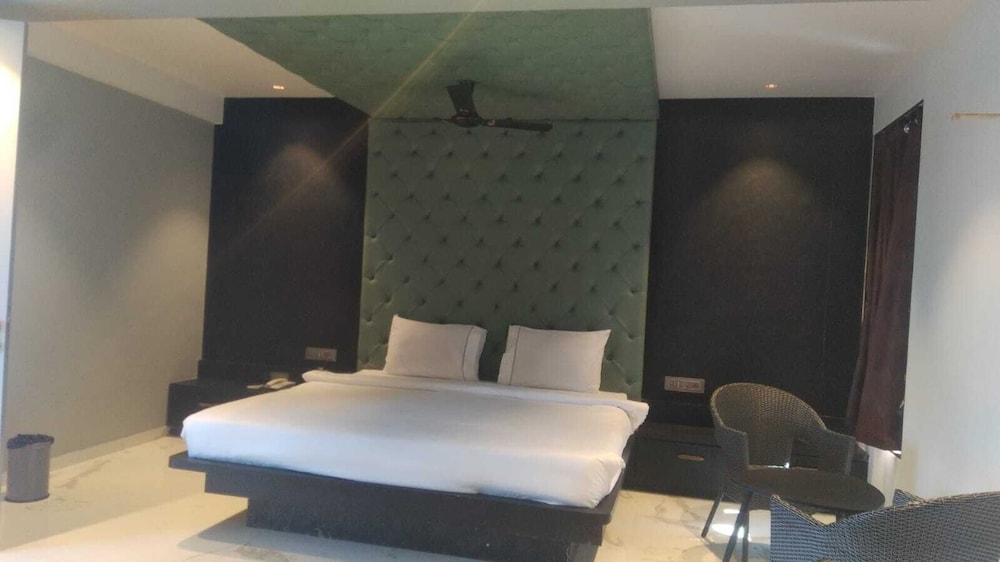 Suite - Photo 10