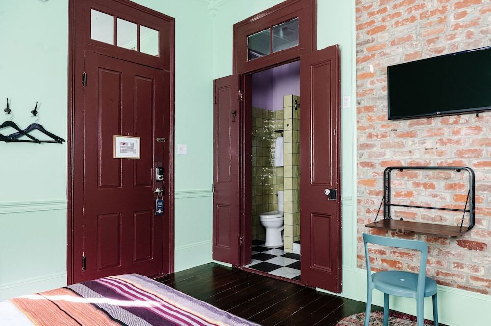 Queen Room (24/7 Front Desk) - Photo 12