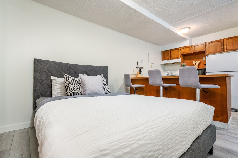 Studio, 1 Queen Bed With Sofa Bed, Slope Side photo 3