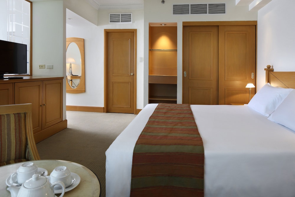 Executive Suite King Bed, Club Access - Photo 2