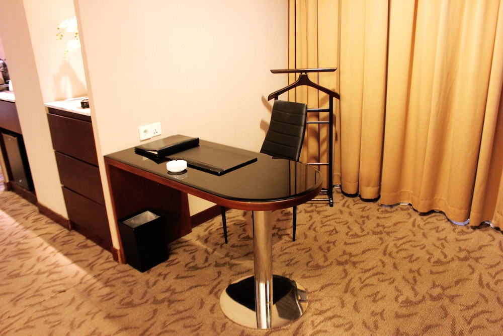 ASTON Suite - Photo 2