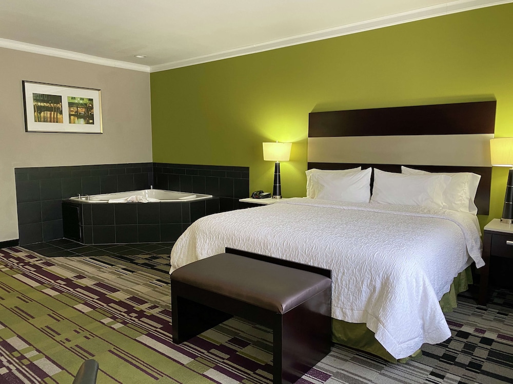 Suite, 1 King Bed, Accessible, Non Smoking