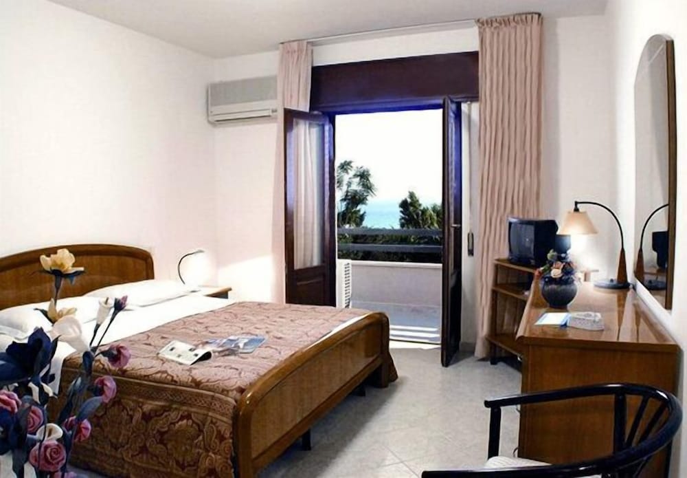 Standard Double or Twin Room photo 1
