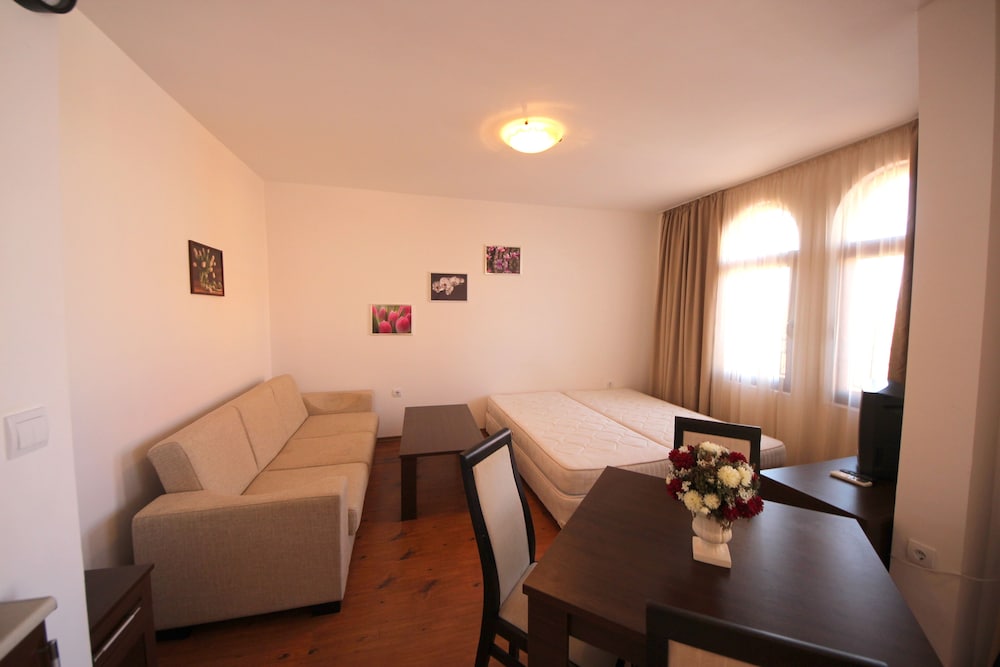 Studio (3 adults + 2 children)