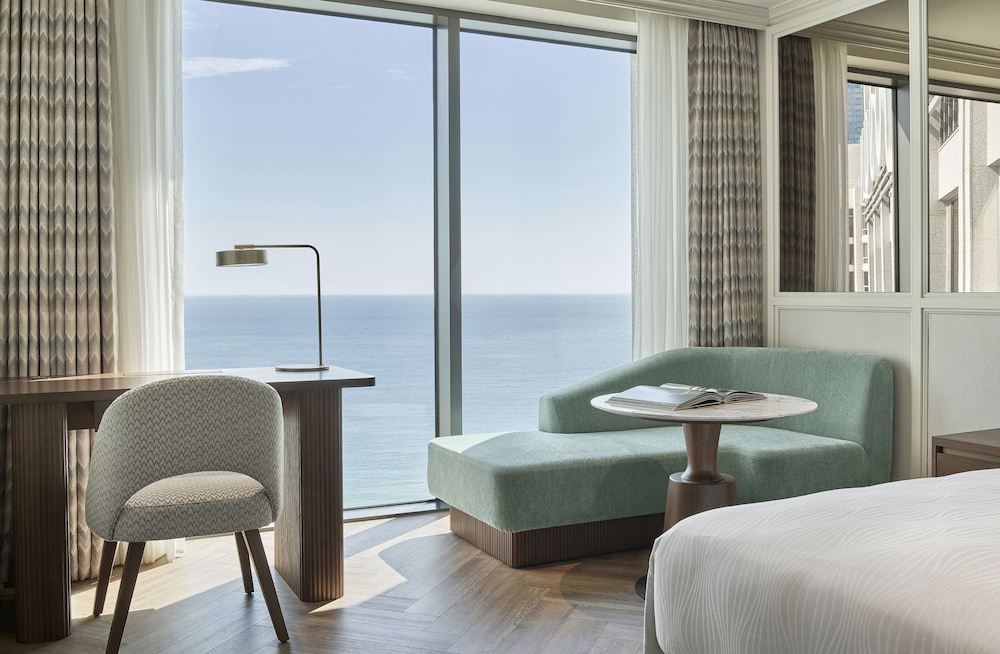 Deluxe Ocean View King photo 3