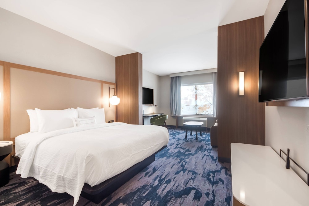 Executive Suite, 1 King Bed with Sofa bed - Photo 1