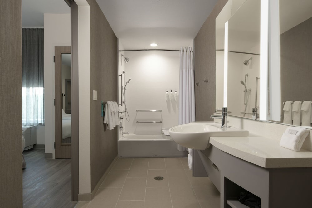 Suite, 2 Queen Beds (Mobility Accessible, Tub)