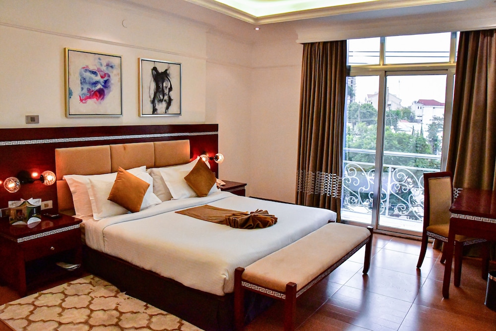 Executive Suite, 1 King Bed, Balcony, City View photo 1