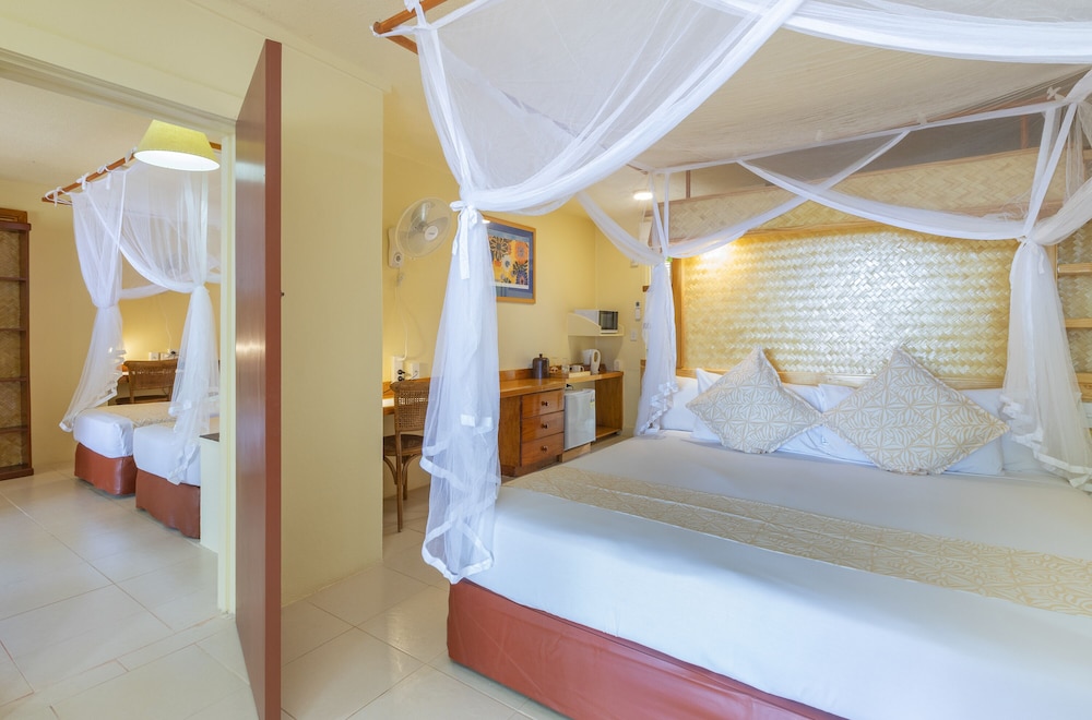 3-Bedroom Beachfront Interconnecting Family Suite
