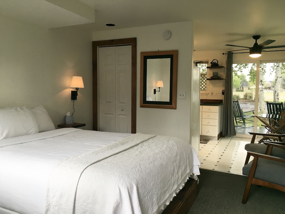 Superior Studio Suite, 1 Queen Bed, Kitchen, Mountain View